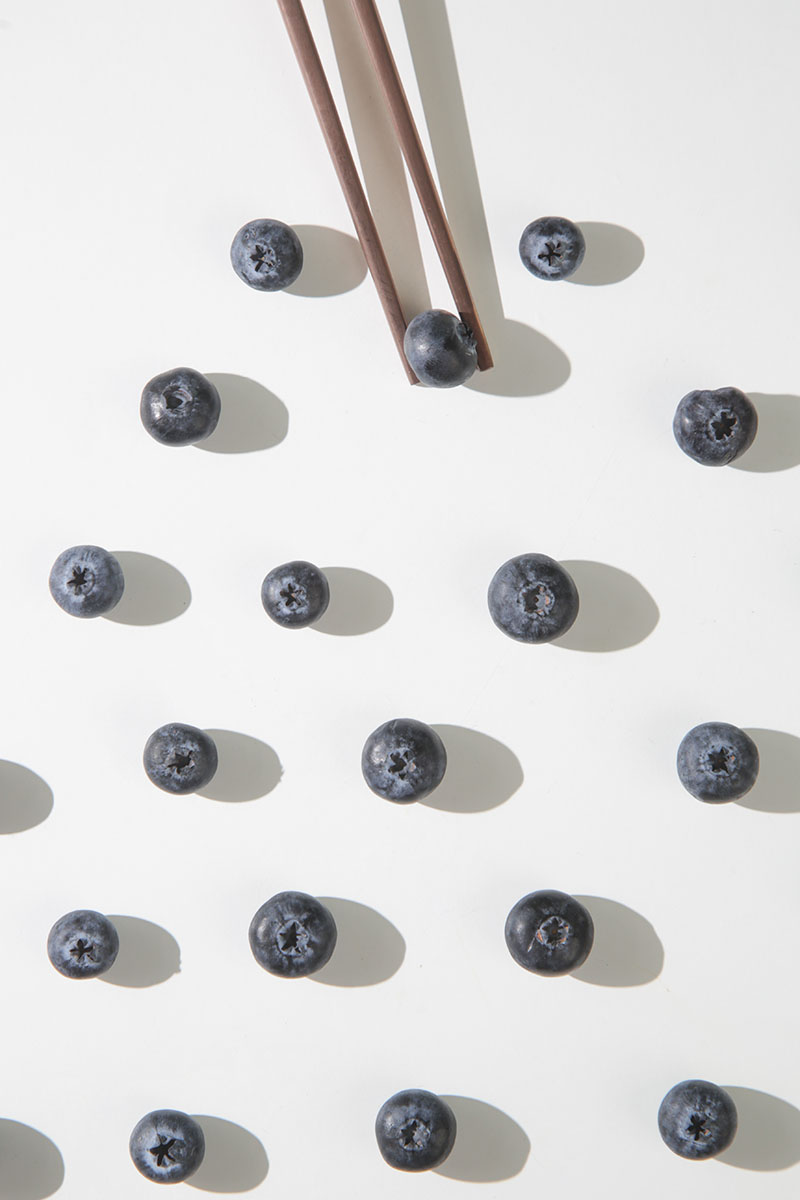 eating-with-stainless-steel-chopsticks-matte-gold_3